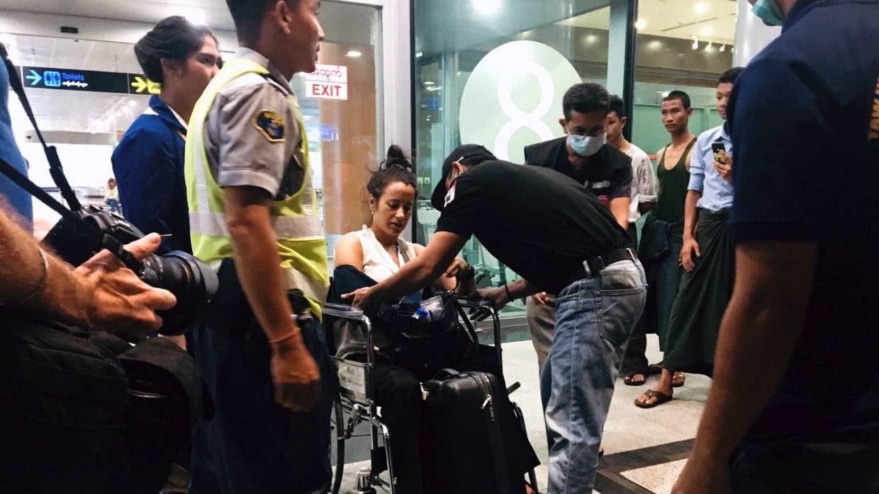 Máy bay chở khách trượt khỏi đường băng, vỡ làm 3 ở Myanmar