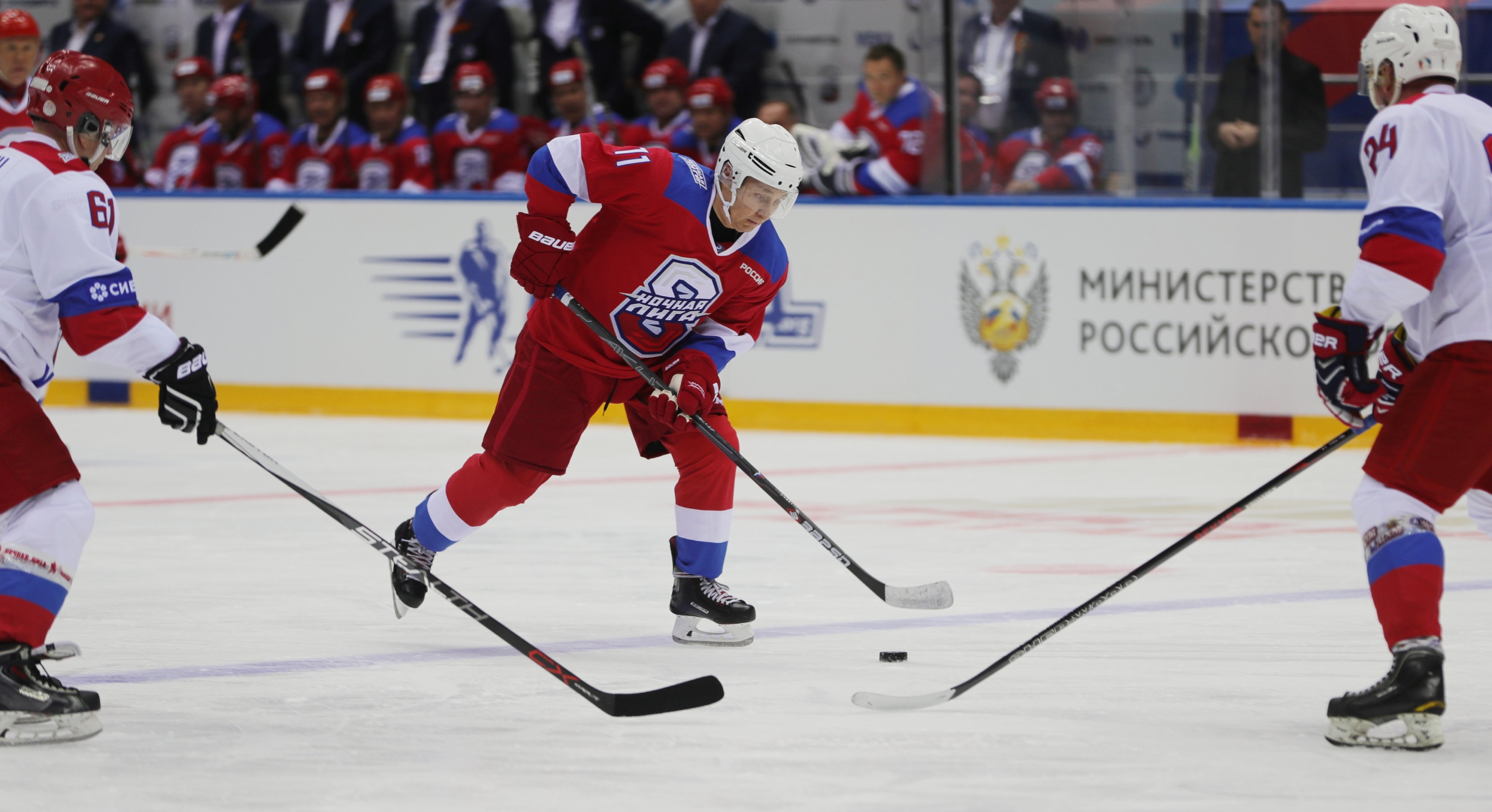 Tổng thống Putin “lăn xả” hết mình trên sân khúc côn cầu