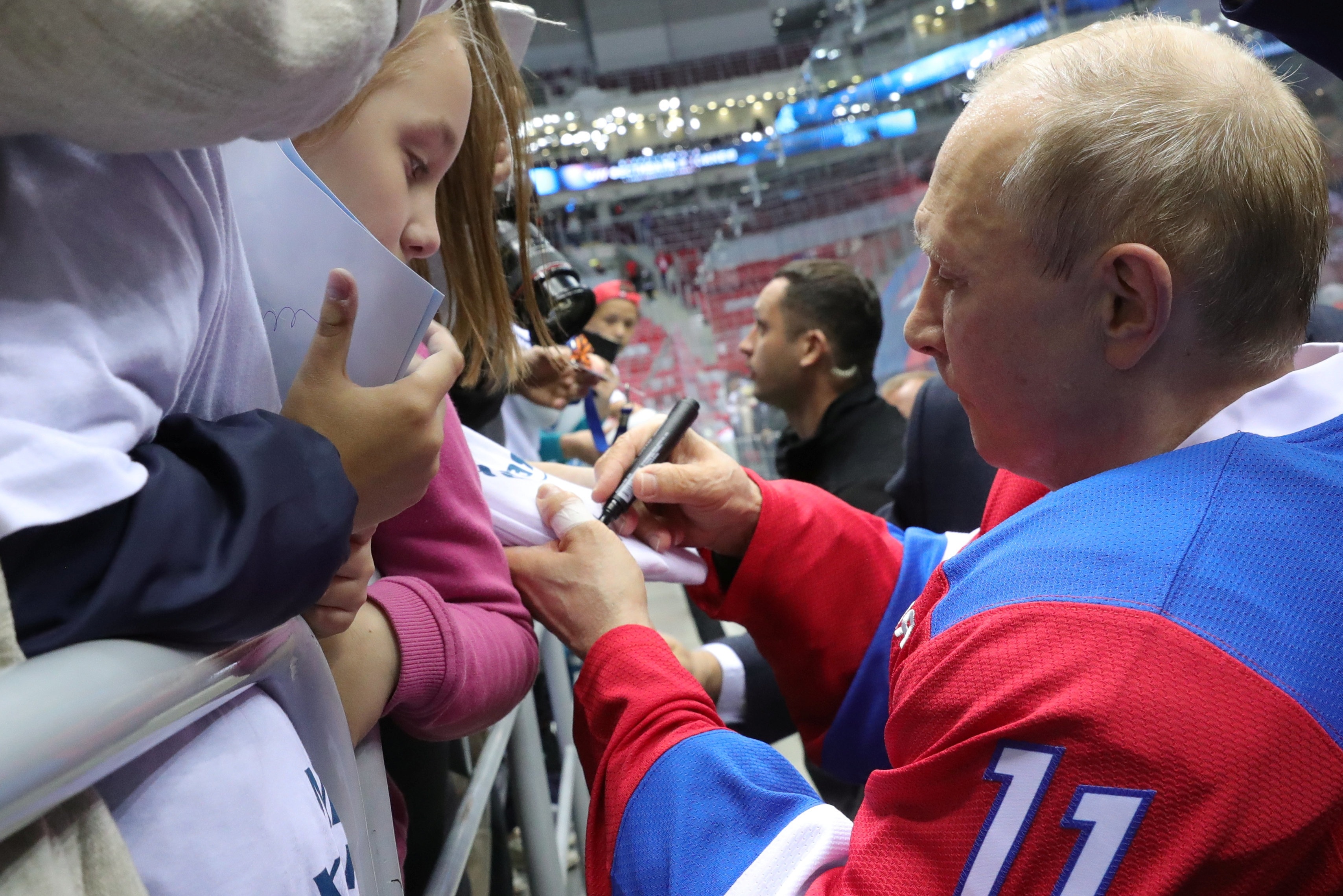 Tổng thống Putin “lăn xả” hết mình trên sân khúc côn cầu