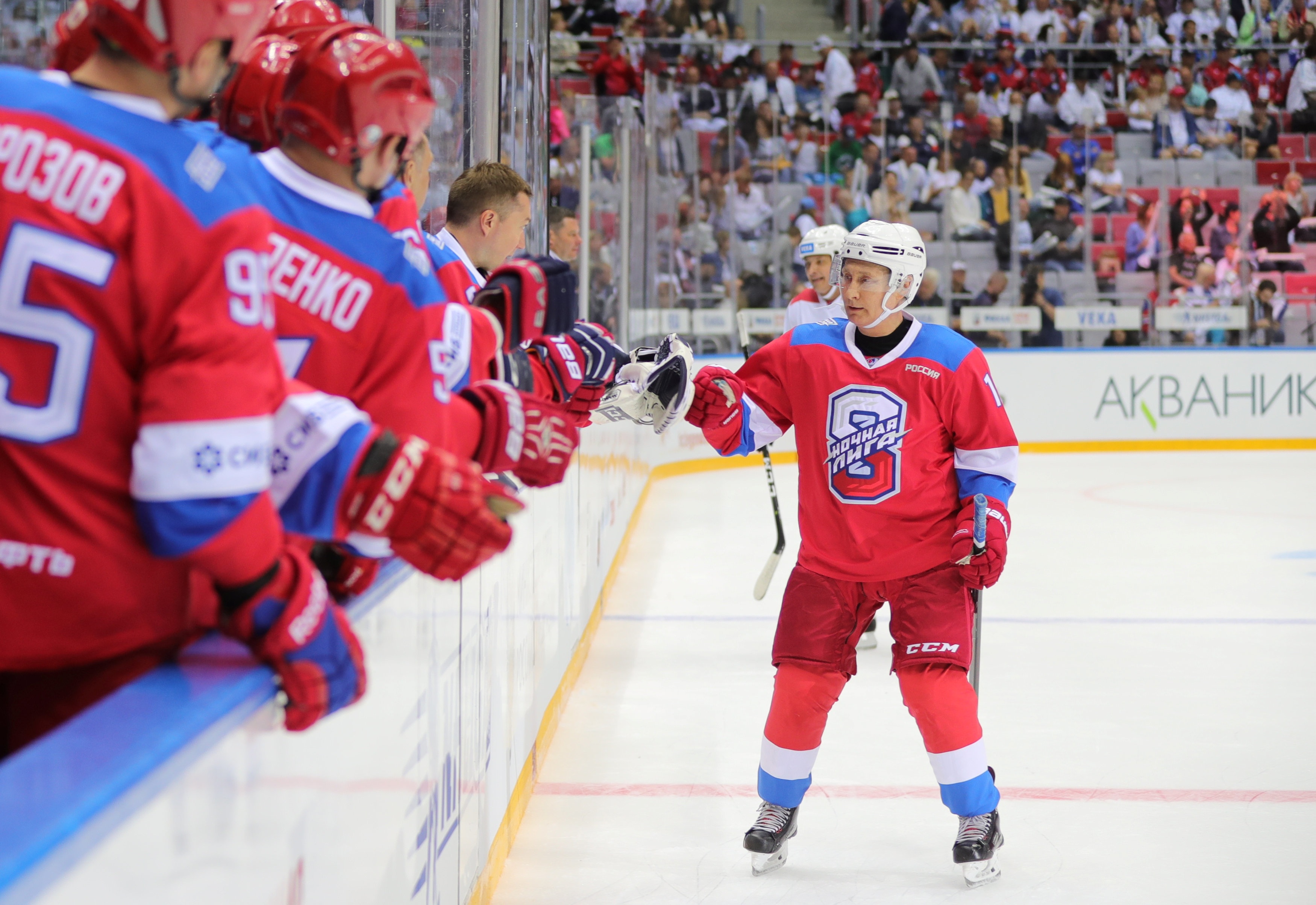 Tổng thống Putin “lăn xả” hết mình trên sân khúc côn cầu