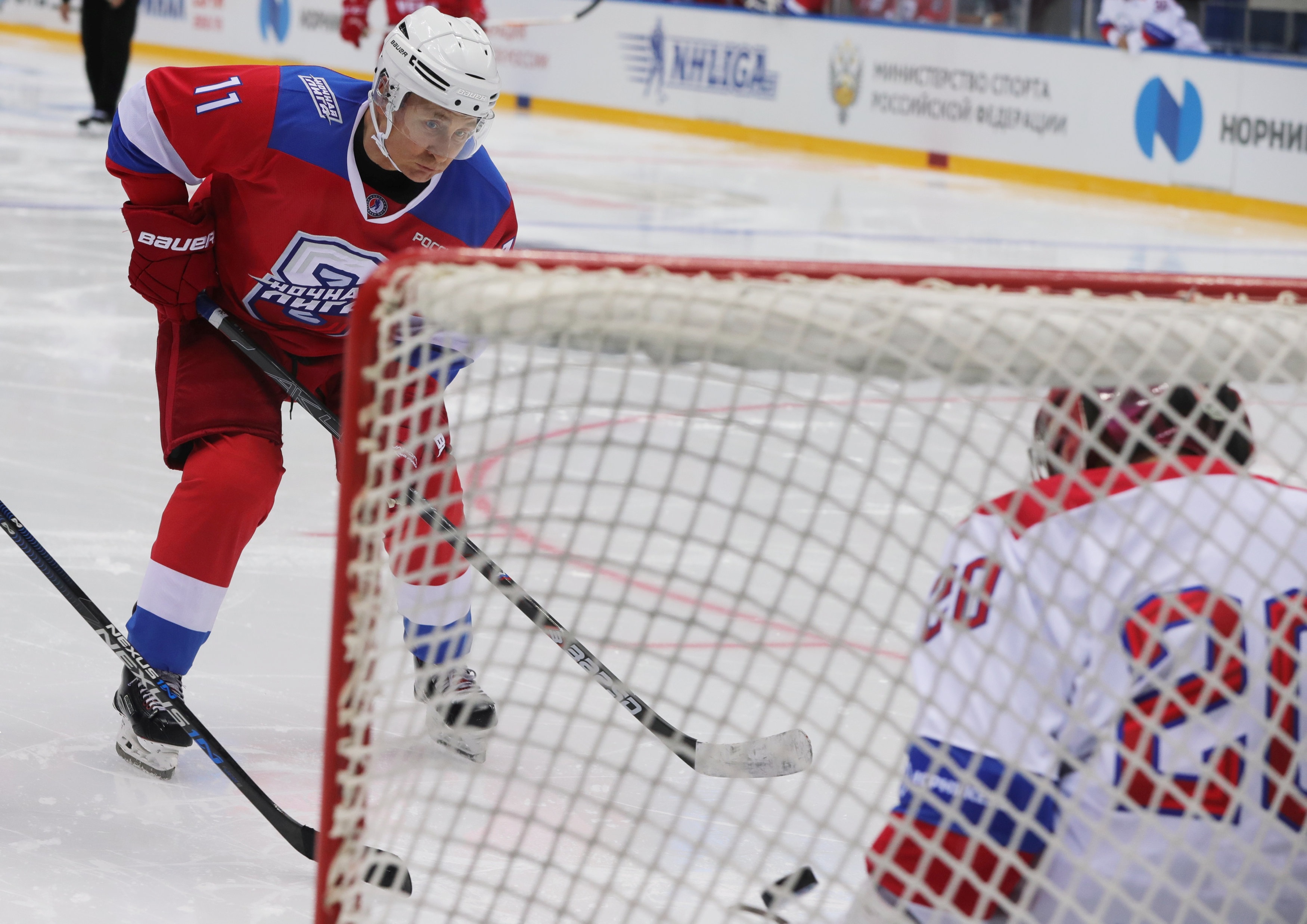 Tổng thống Putin “lăn xả” hết mình trên sân khúc côn cầu