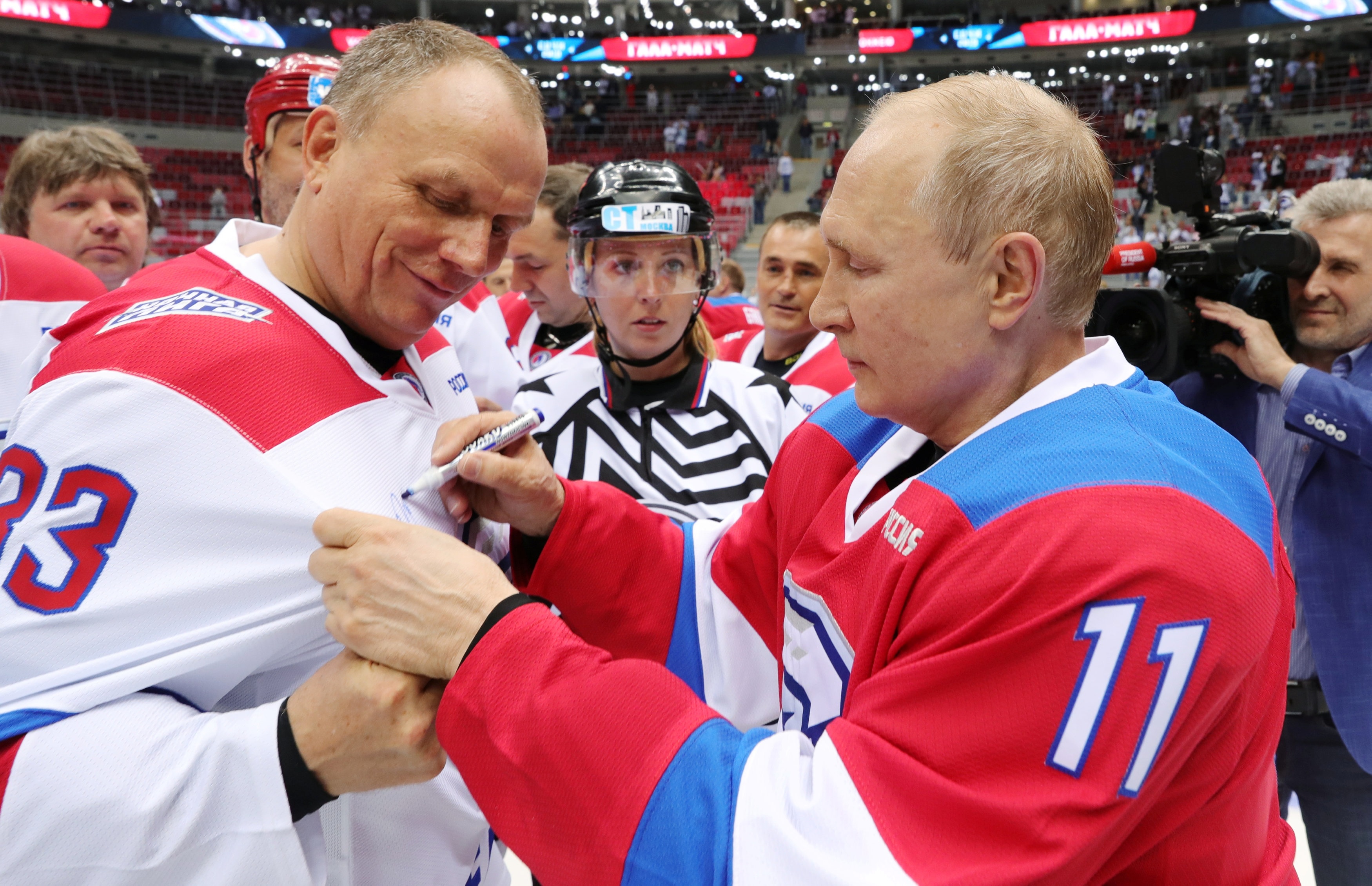 Tổng thống Putin “lăn xả” hết mình trên sân khúc côn cầu