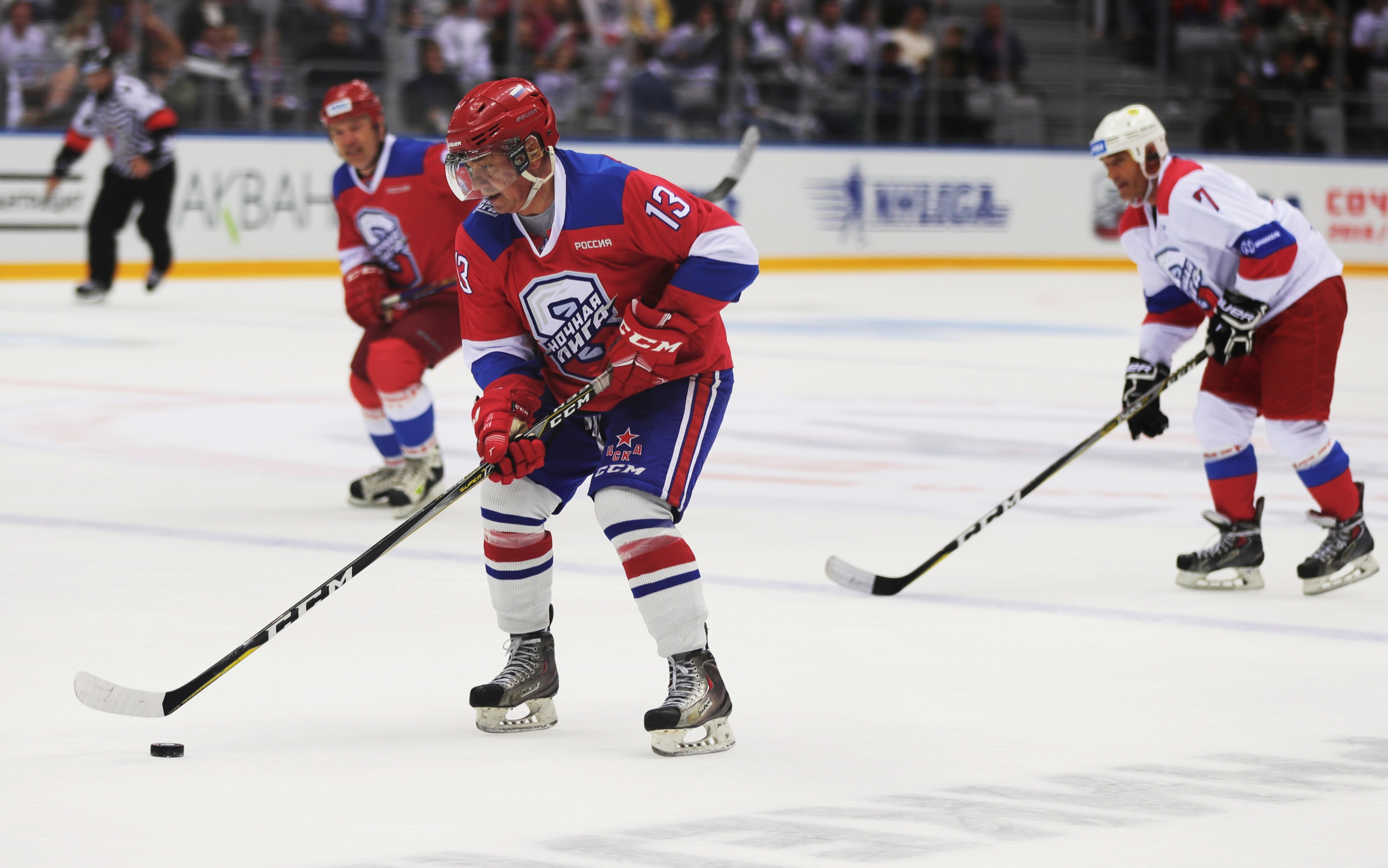 Tổng thống Putin “lăn xả” hết mình trên sân khúc côn cầu