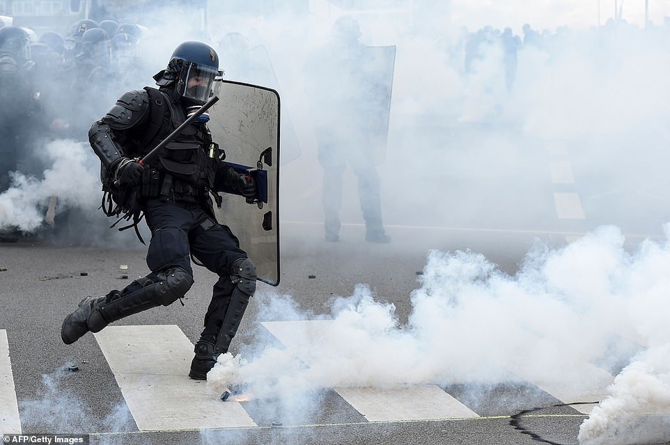 Phe Áo vàng xuống đường, bạo động bùng phát trở lại tại Pháp