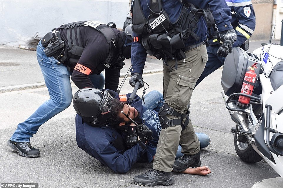 Phe Áo vàng xuống đường, bạo động bùng phát trở lại tại Pháp