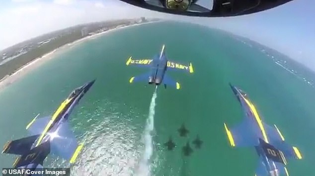 Màn nhào lộn ngoạn mục của máy bay “ong bắp cày” Mỹ nhìn từ buồng lái