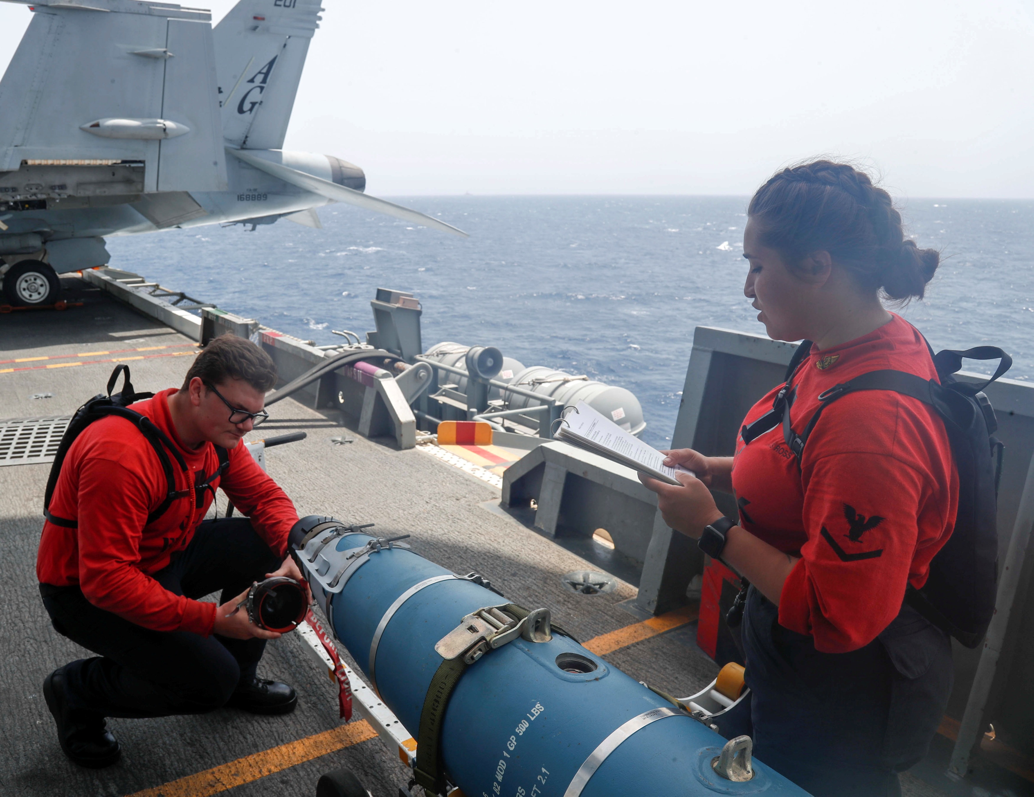 Cận cảnh dàn tàu chiến, máy bay Mỹ phô diễn sức mạnh gần Iran