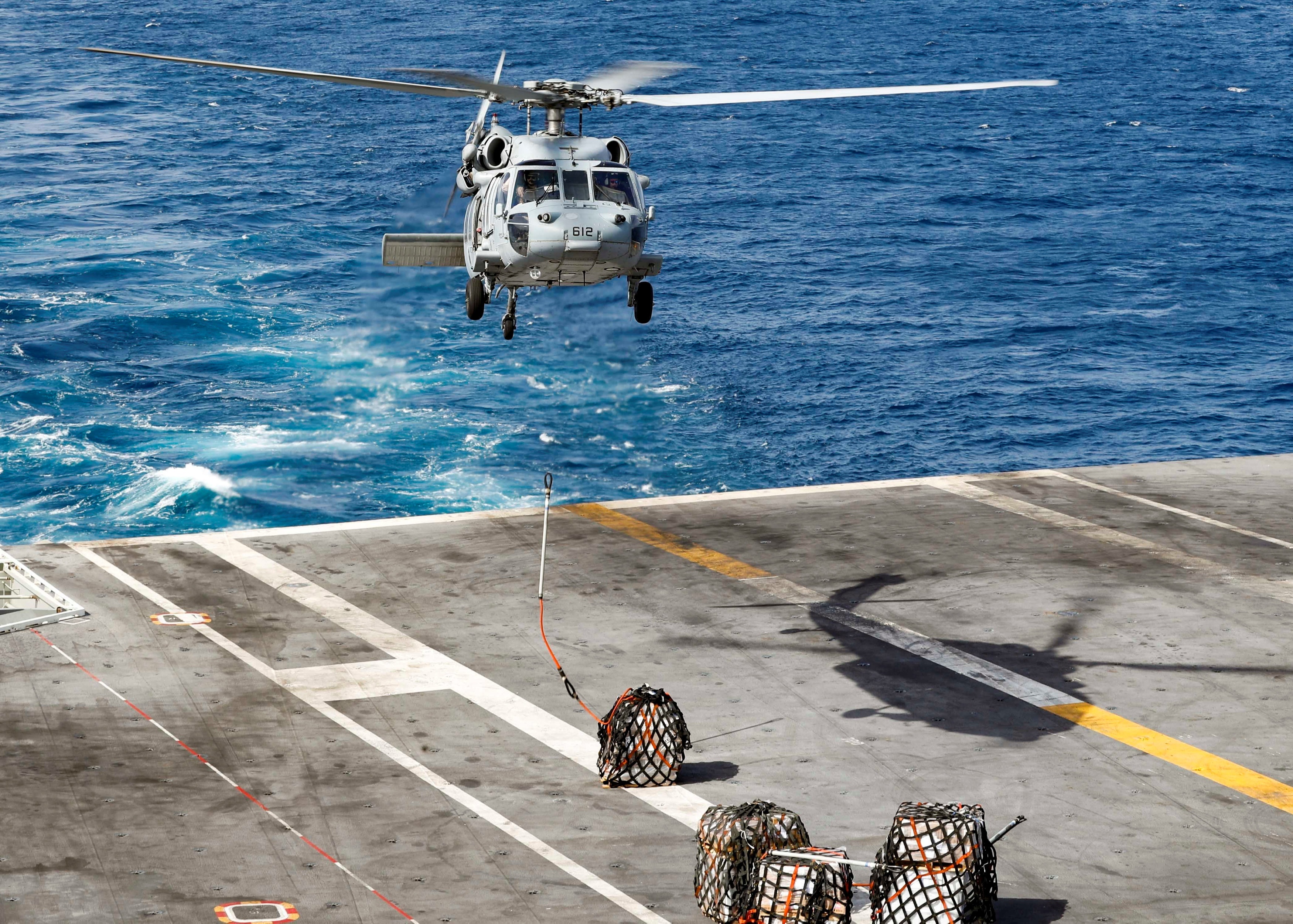 Cận cảnh dàn tàu chiến, máy bay Mỹ phô diễn sức mạnh gần Iran