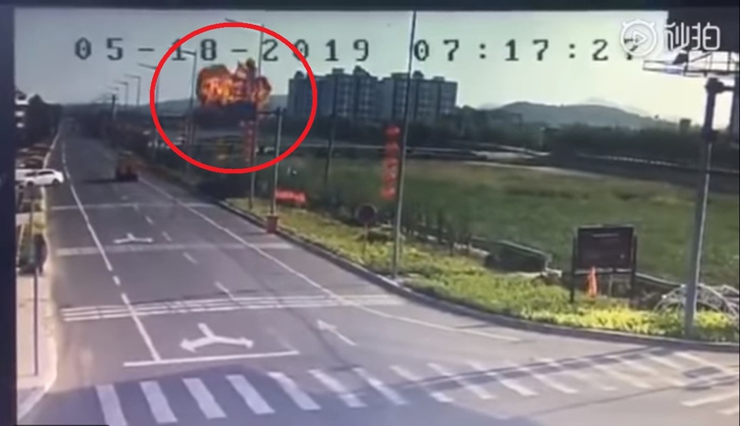 Khoảnh khắc máy bay quân sự Trung Quốc cắm đầu xuống đất nổ tung