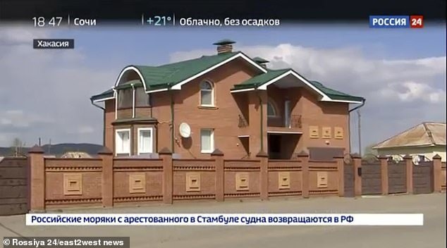 Quan chức Nga quật ngã phóng viên vì bị hỏi khó