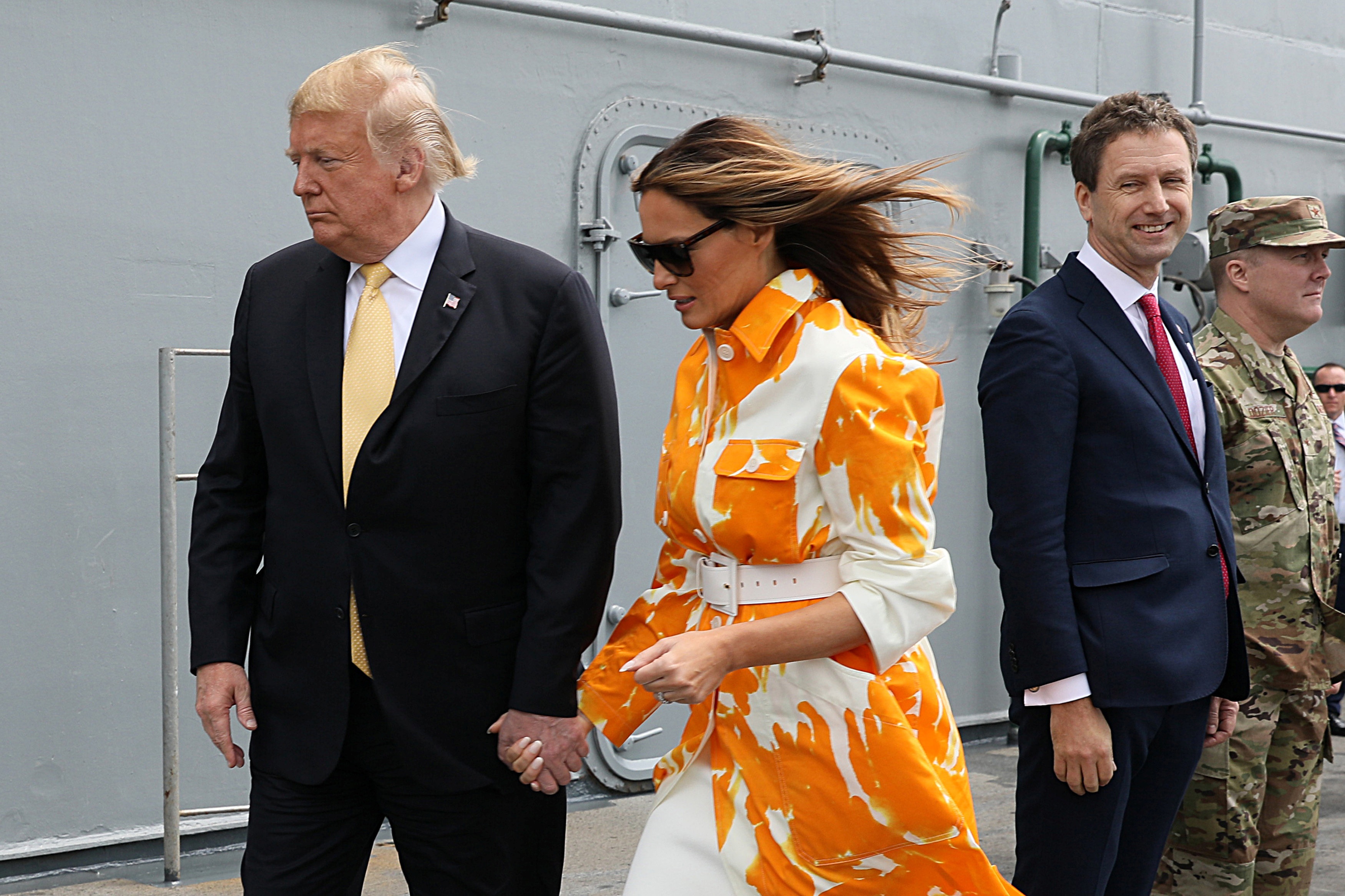 Ông Trump trở thành tổng thống Mỹ đầu tiên thăm tàu chiến Nhật Bản