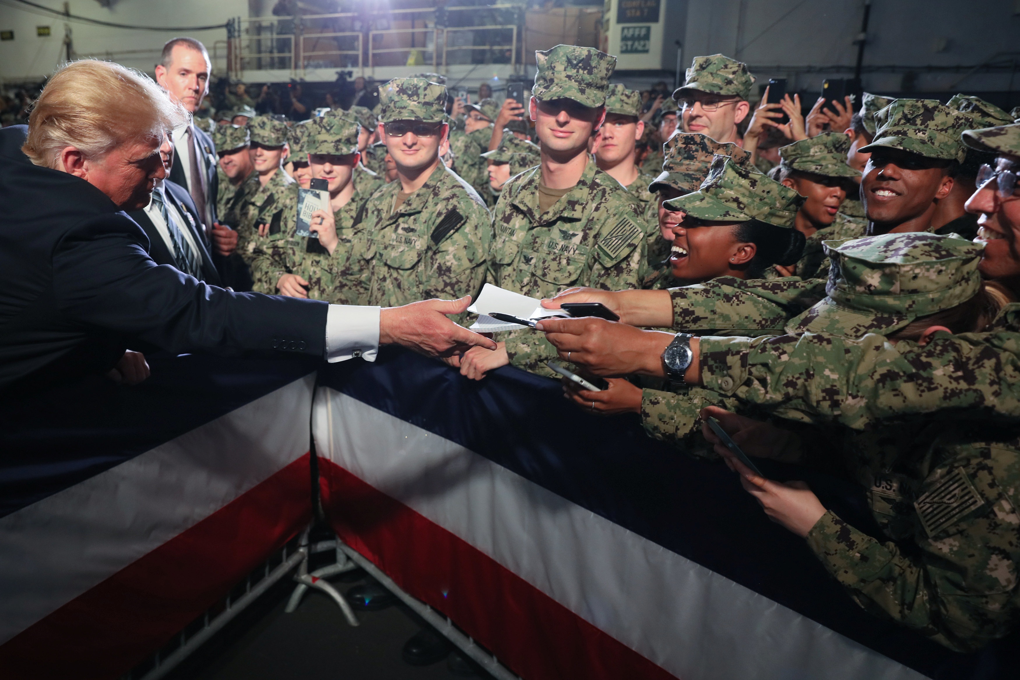 Ông Trump trở thành tổng thống Mỹ đầu tiên thăm tàu chiến Nhật Bản