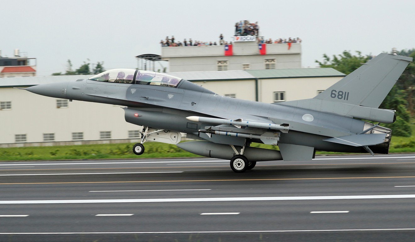 Máy bay chiến đấu Đài Loan tập trận trên cao tốc