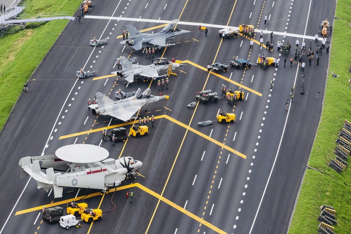 Máy bay chiến đấu Đài Loan tập trận trên cao tốc