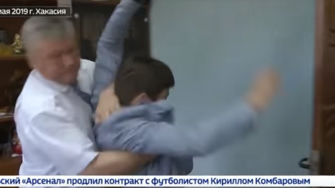 Quan chức Nga quật ngã phóng viên vì bị hỏi khó