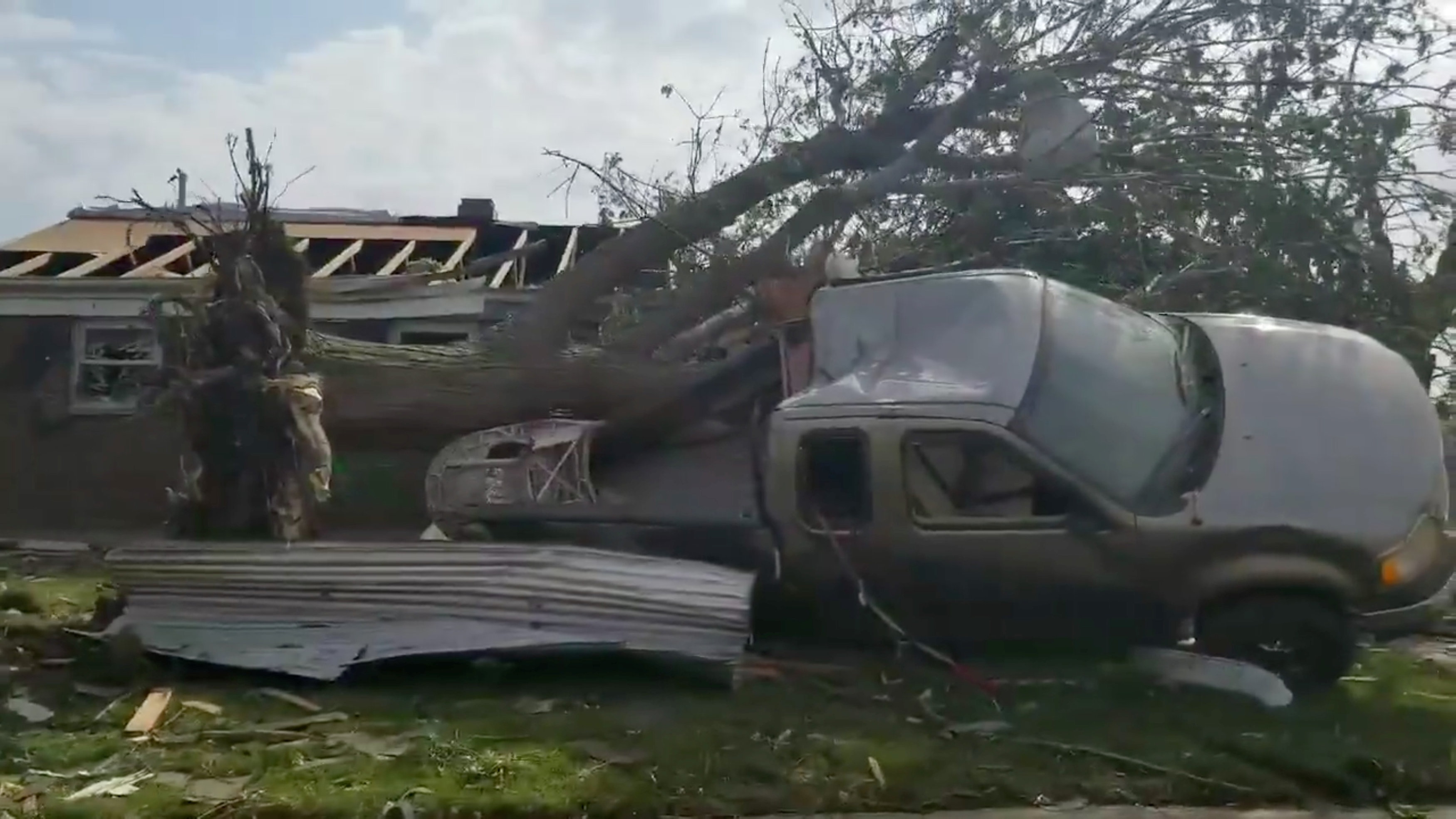 Nước Mỹ “oằn mình” vì hơn 500 trận lốc xoáy quần thảo trong tháng qua