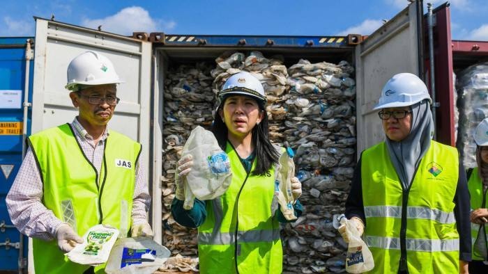 Sau Philippines, Malaysia trả lại 450 tấn rác cho hàng loạt quốc gia