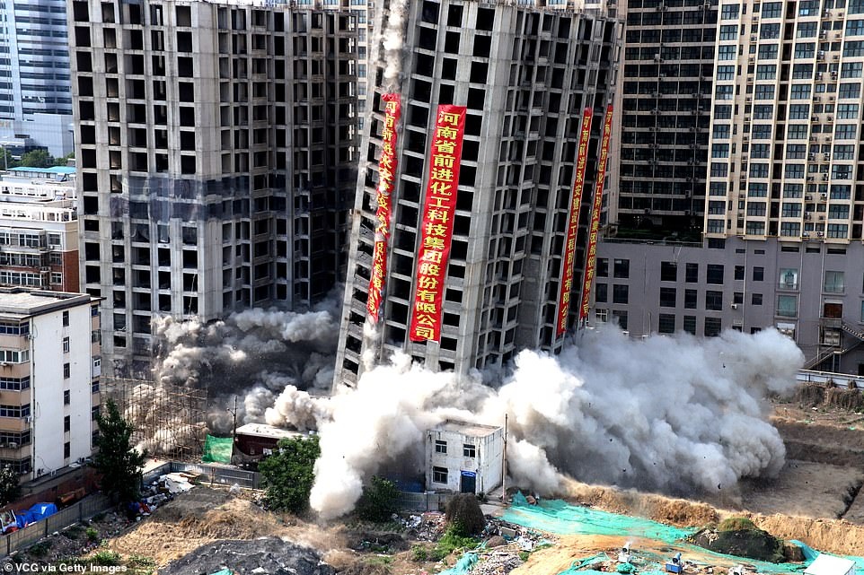 Vi phạm luật xây dựng, tòa nhà 20 tầng ở Trung Quốc bị đánh sập