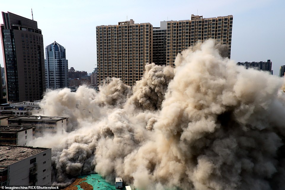 Vi phạm luật xây dựng, tòa nhà 20 tầng ở Trung Quốc bị đánh sập