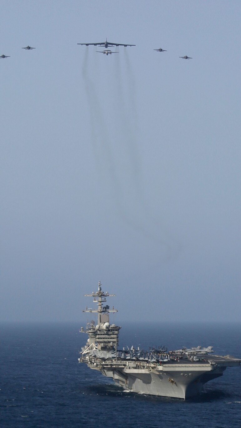 B-52, tàu sân bay Mỹ tập trận mô phỏng tấn công sát Iran