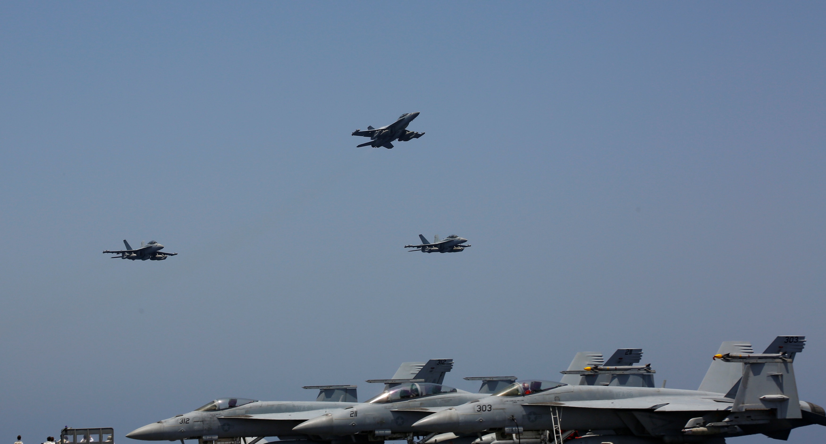 B-52, tàu sân bay Mỹ tập trận mô phỏng tấn công sát Iran