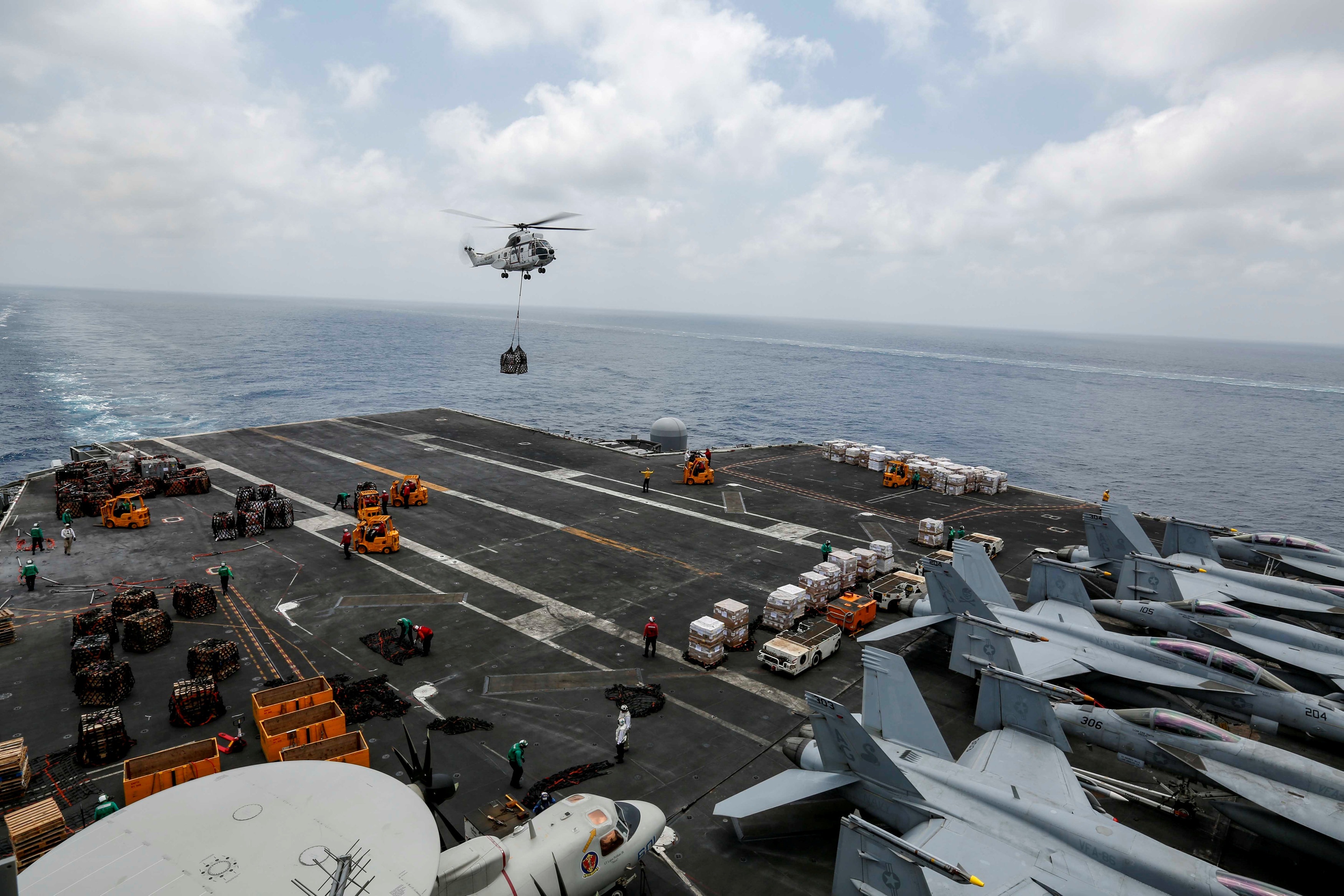 B-52, tàu sân bay Mỹ tập trận mô phỏng tấn công sát Iran