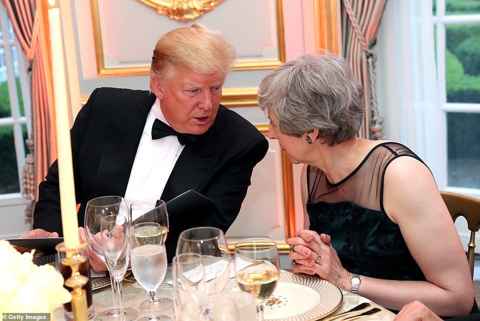 Bà Trump mặc váy hơn 7.000 USD dự tiệc ở Anh