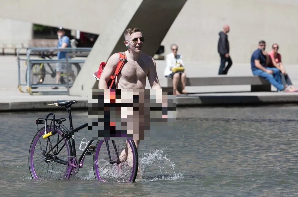 Hàng nghìn người Anh đồng loạt khỏa thân xuống đường đạp xe