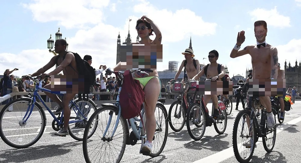 Hàng nghìn người Anh đồng loạt khỏa thân xuống đường đạp xe