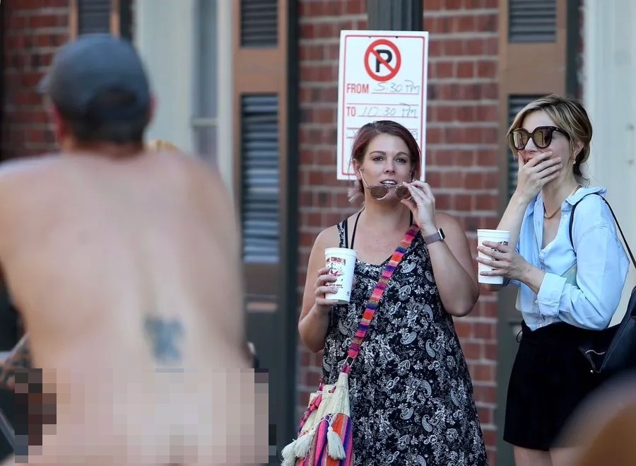 Hàng nghìn người Anh đồng loạt khỏa thân xuống đường đạp xe