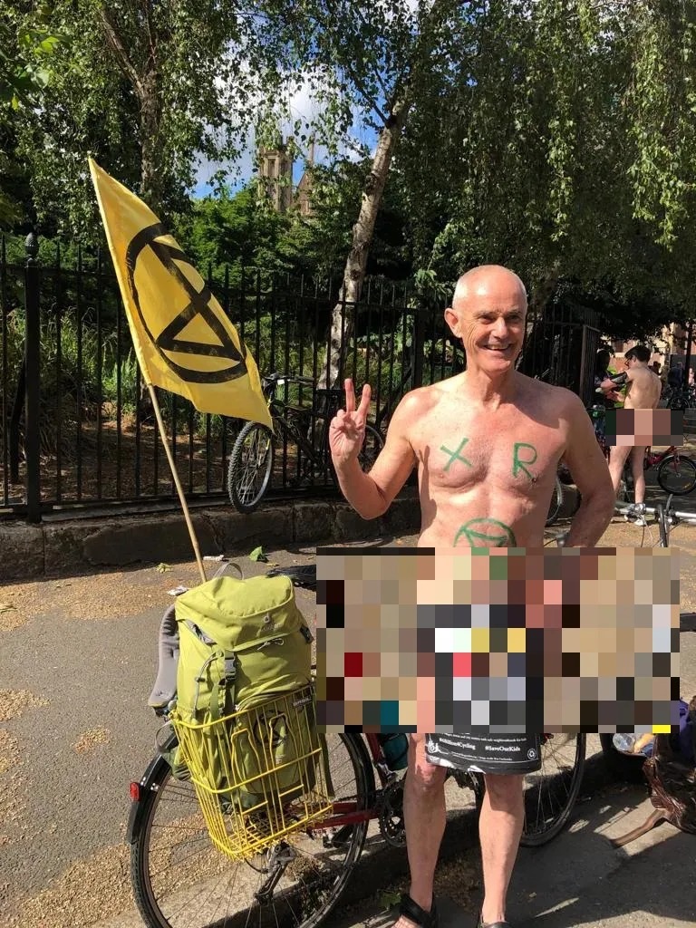 Hàng nghìn người Anh đồng loạt khỏa thân xuống đường đạp xe