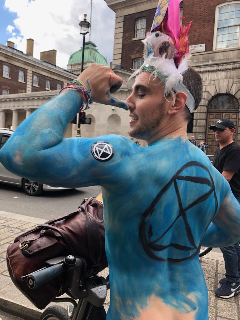 Hàng nghìn người Anh đồng loạt khỏa thân xuống đường đạp xe