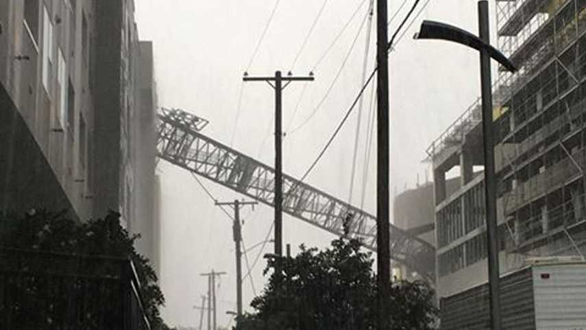 Cần trục rơi, xé toạc tòa nhà ở Mỹ