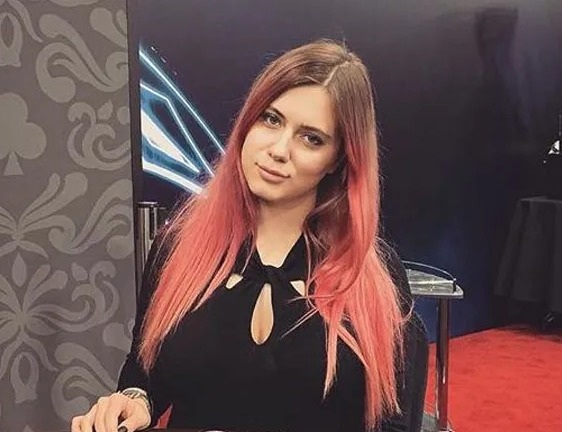 Sấy tóc trong nhà tắm, kiều nữ làng bài poker Nga bị điện giật chết