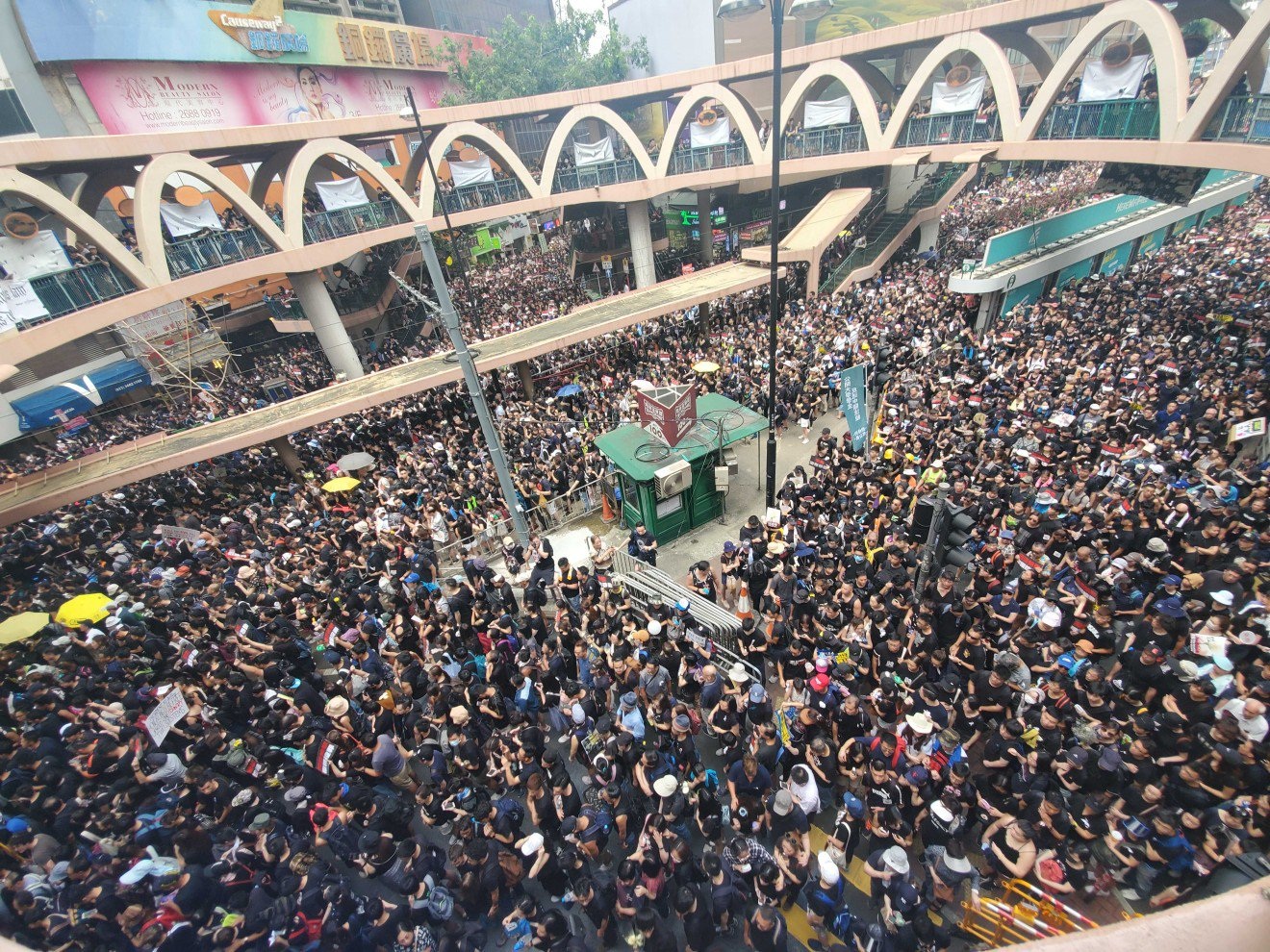 “Biển người” áo đen Hong Kong biểu tình dù dự luật dẫn độ đã bị hoãn