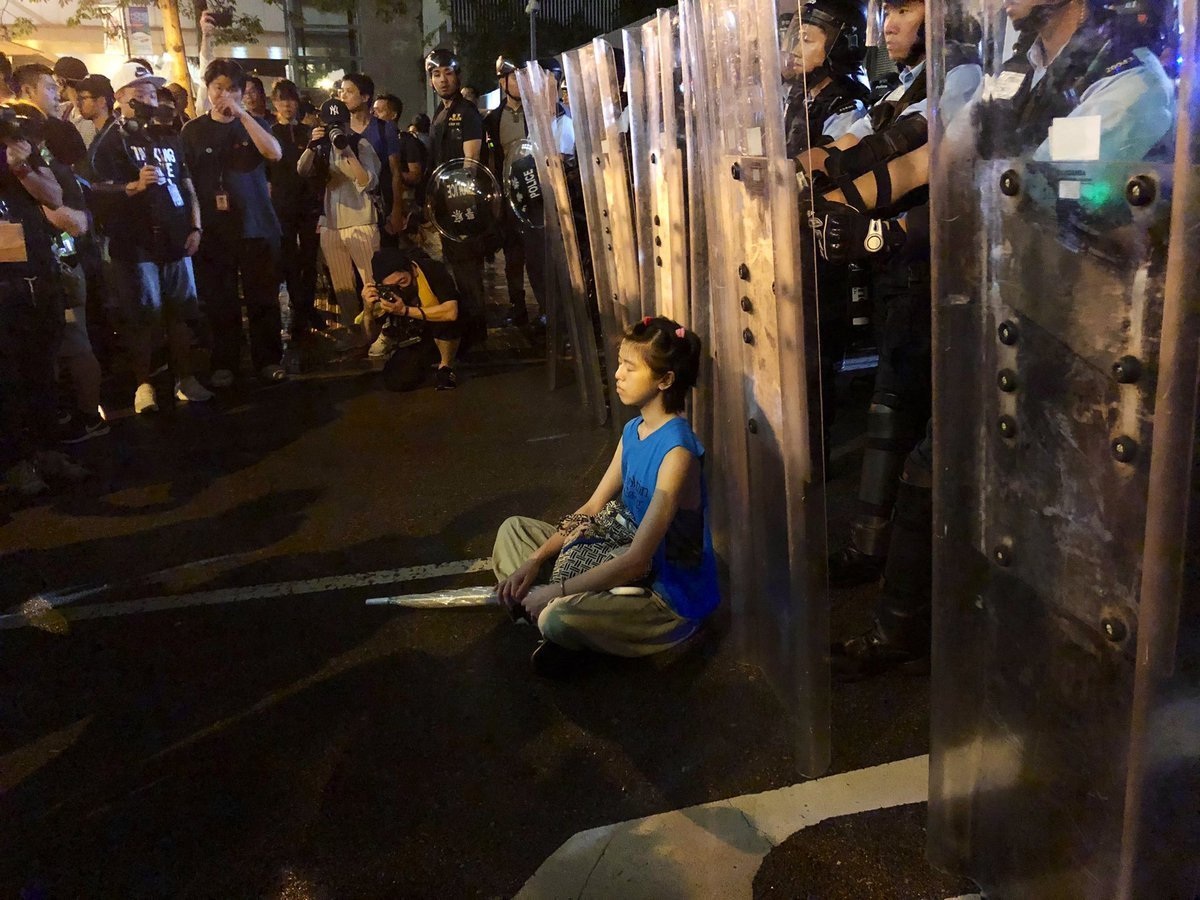 “Cô gái khiên chắn” - biểu tượng của phong trào biểu tình chống dự luật dẫn độ Hong Kong