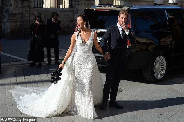 La presentadora de televisión de 41 años se casó con el famoso jugador Sergio Ramos - 16