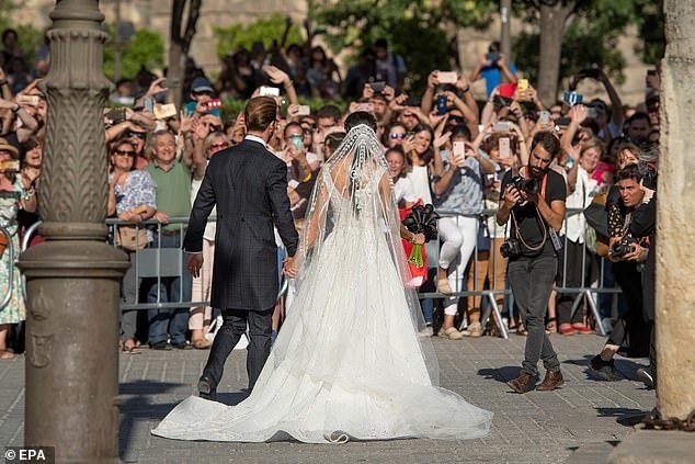 La presentadora de televisión de 41 años se casó con el famoso jugador Sergio Ramos - 10