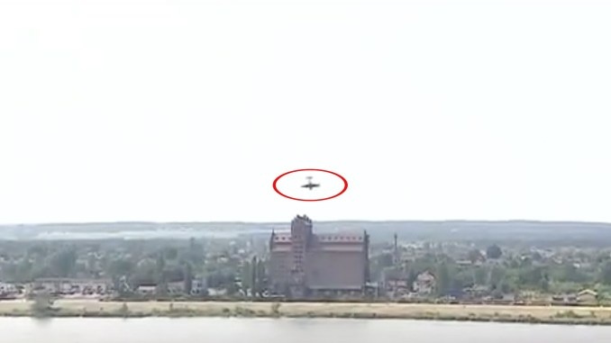 Nhào lộn sai kỹ thuật, máy bay lảo đảo lao xuống sông tại Ba Lan