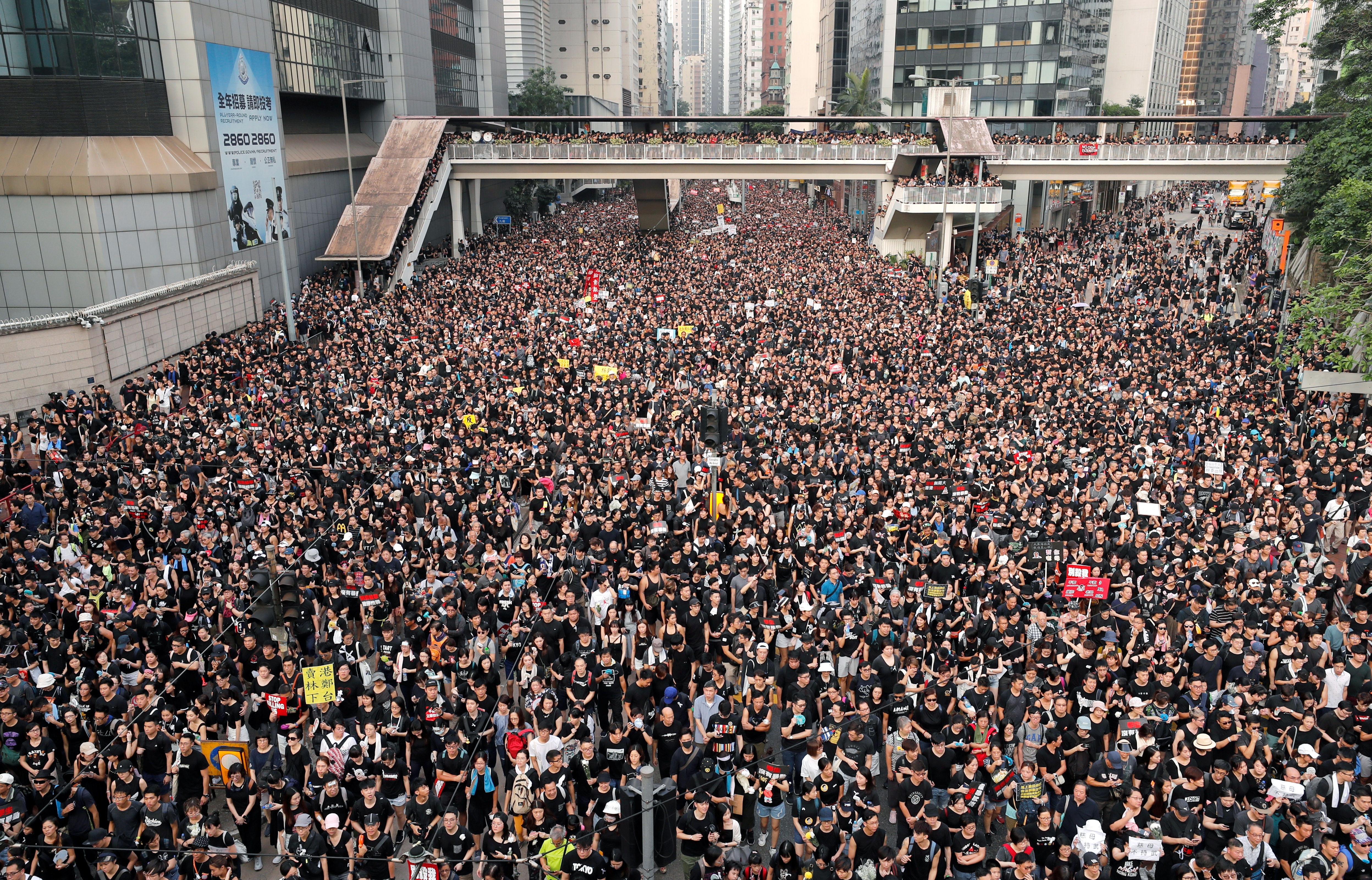 Огромная толпа народа вела по улице. Hong Kong protests. Толпа. Человек толпы. Митинги в Гонконге.