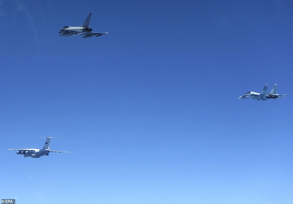 Khoảnh khắc tiêm kích “cuồng phong” Anh chặn “hổ mang chúa” Su-30 của Nga