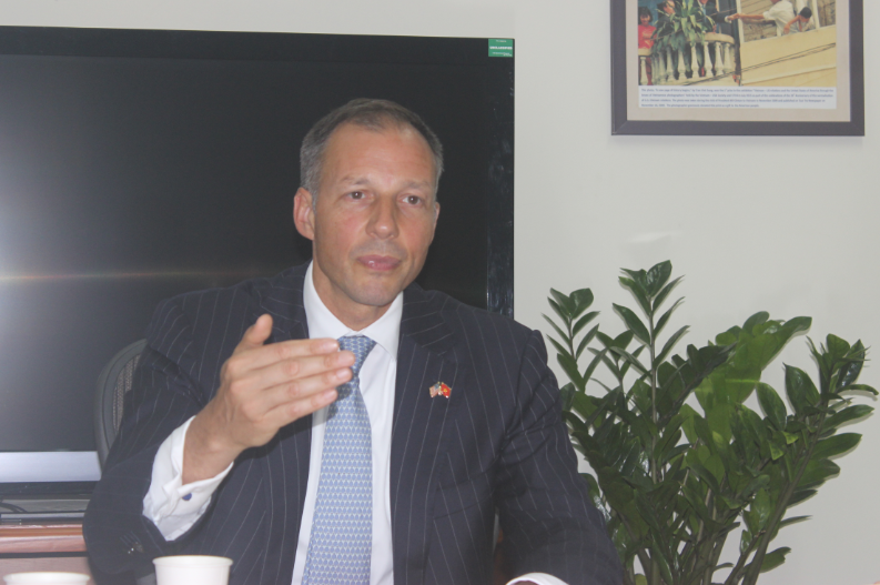 Trợ lý Ngoại trưởng Mỹ ấn tượng tốc độ phát triển kinh tế của Việt Nam