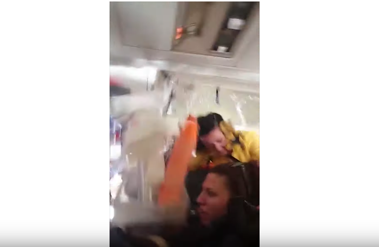 Hành khách “nảy như bóng” do máy bay rung lắc dữ dội