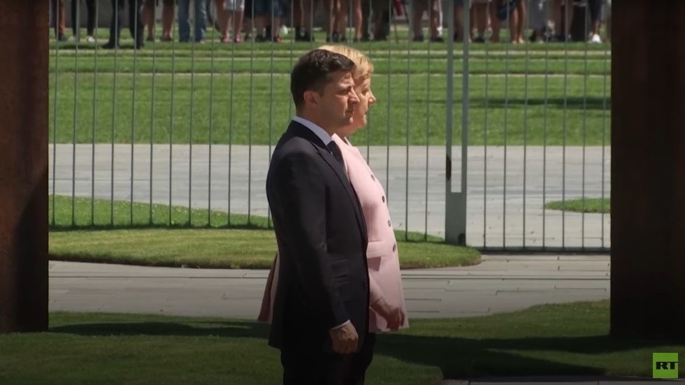 Video Thủ tướng Đức Merkel run rẩy làm dấy lên nghi vấy về sức khỏe