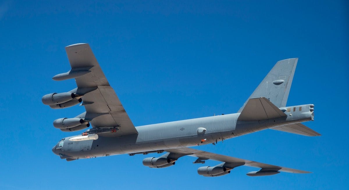 Video “pháo đài bay” B-52 lần đầu mang tên lửa siêu thanh uy lực của Mỹ