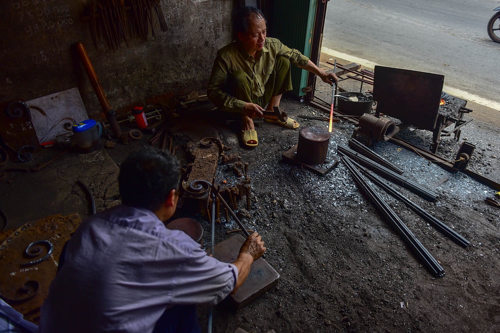Thợ rèn múa đe búa bên lò lửa giữa ngày nắng nóng 40 độ C - 13 Thợ rèn múa đe búa bên lò lửa giữa ngày nắng nóng 40 độ C - 13