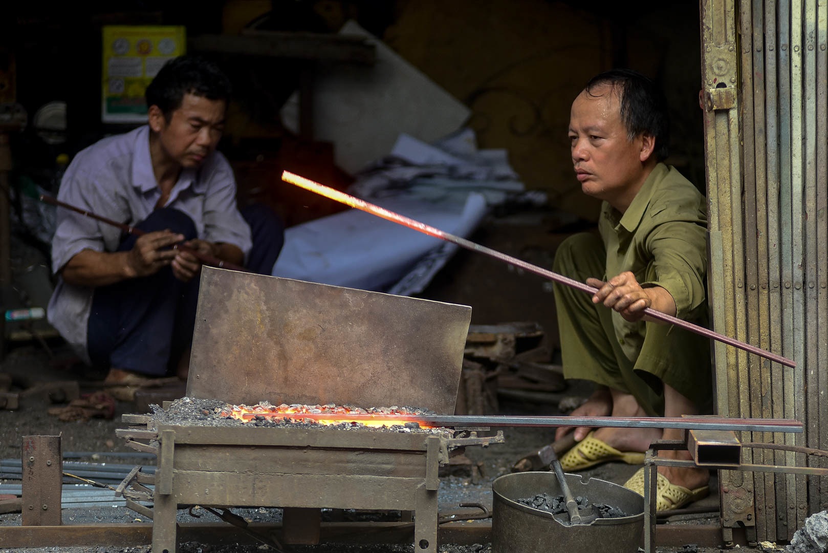 Thợ rèn múa đe búa bên lò lửa giữa ngày nắng nóng 40 độ C - 5 Thợ rèn múa đe búa bên lò lửa giữa ngày nắng nóng 40 độ C - 5