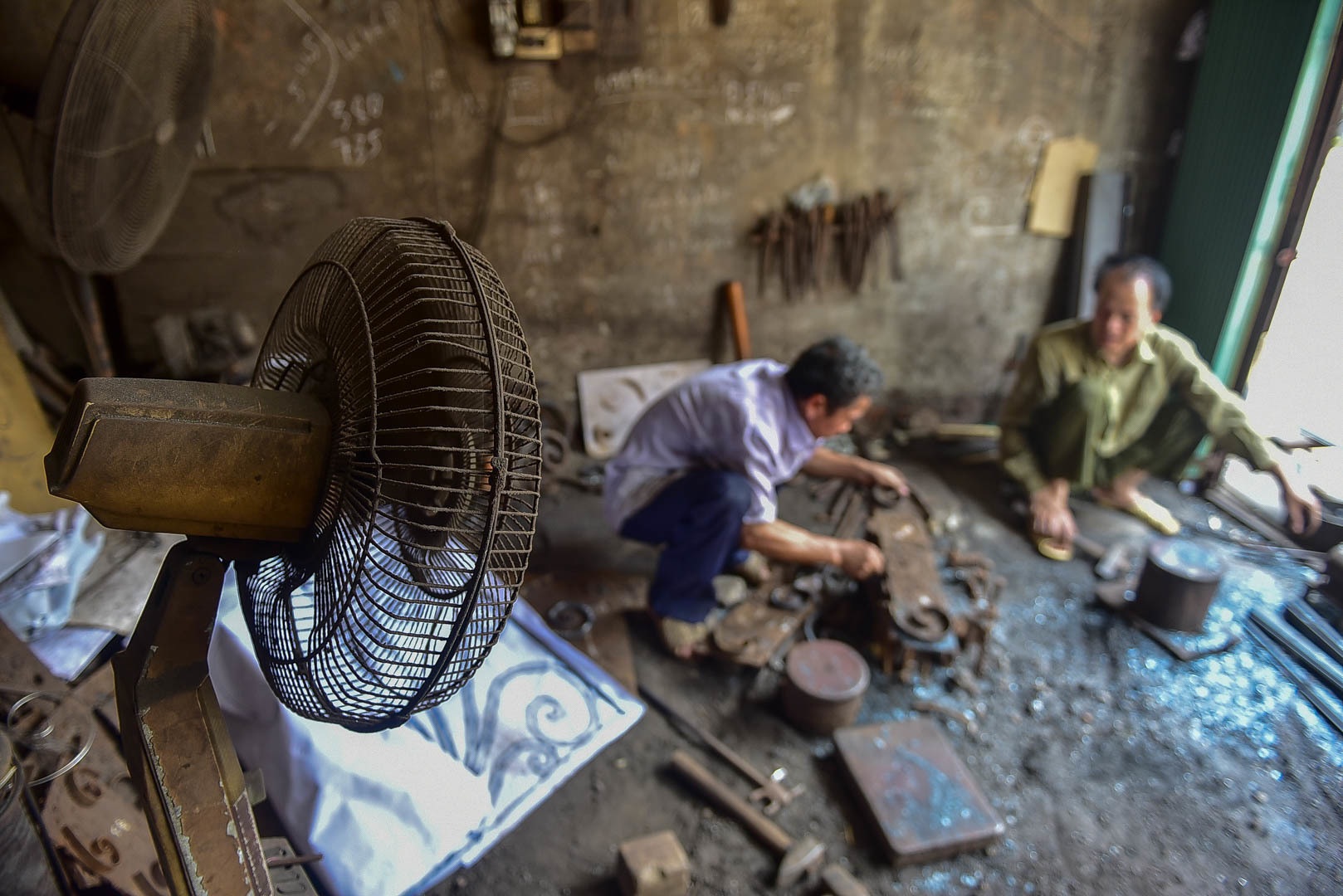 Thợ rèn múa đe búa bên lò lửa giữa ngày nắng nóng 40 độ C - 15 Thợ rèn múa đe búa bên lò lửa giữa ngày nắng nóng 40 độ C - 15