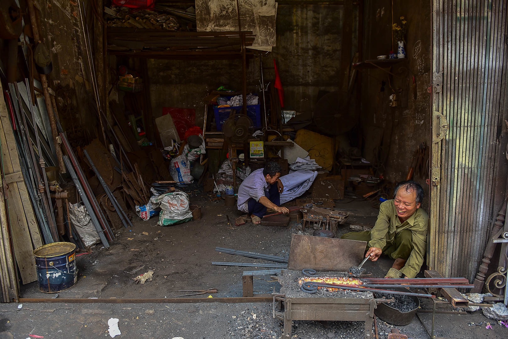 Thợ rèn múa đe búa bên lò lửa giữa ngày nắng nóng 40 độ C - 1 Thợ rèn múa đe búa bên lò lửa giữa ngày nắng nóng 40 độ C - 1