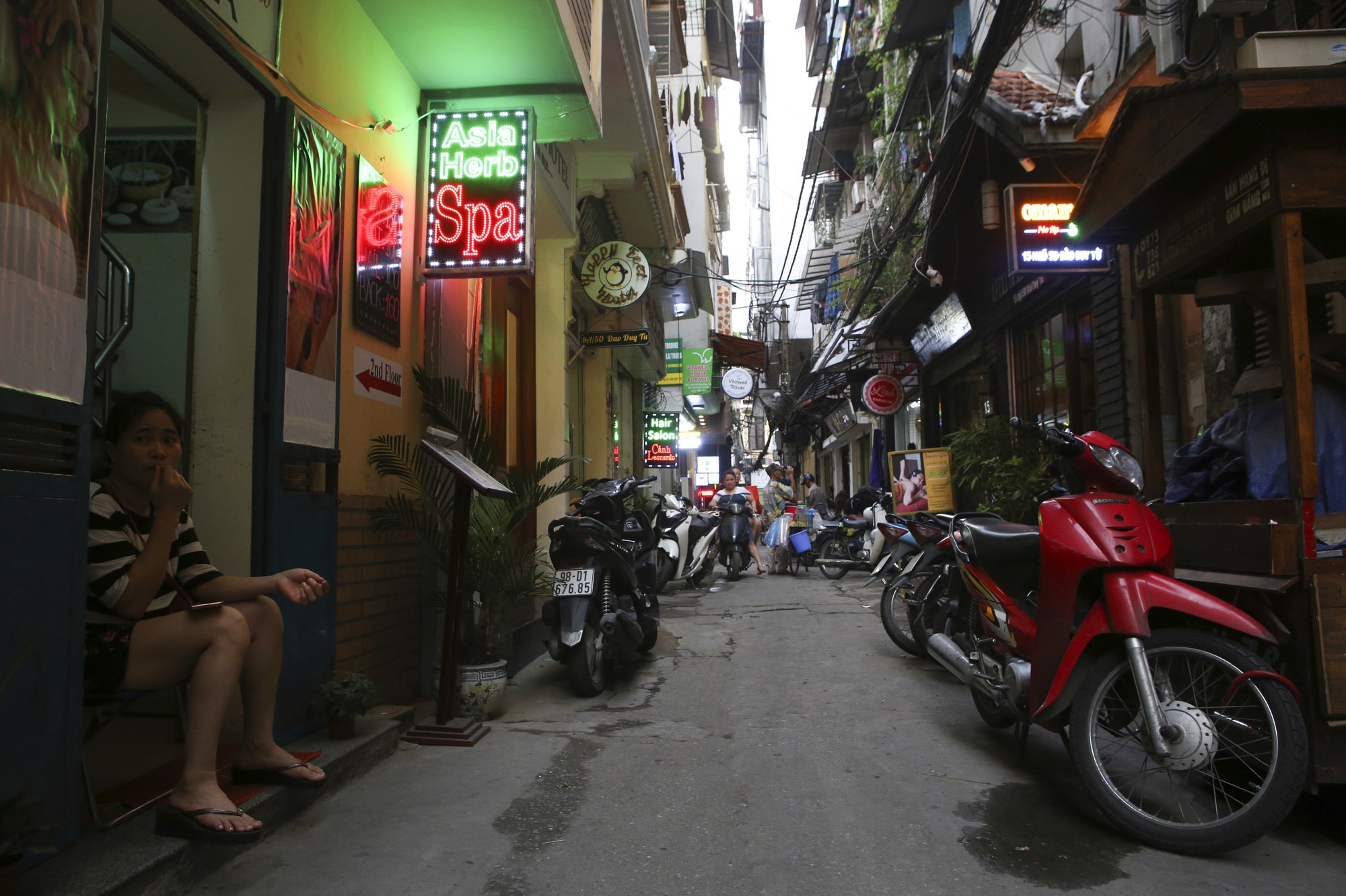 Nhịp sống sôi động trong ngõ siêu nhỏ ở phố cổ Hà Nội - 10 Nhịp sống sôi động trong ngõ siêu nhỏ ở phố cổ Hà Nội - 10